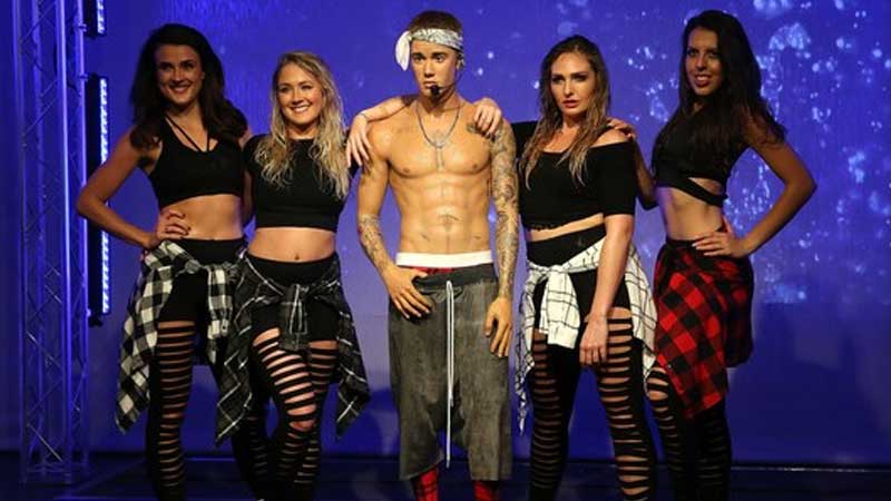 Shirtless Justin Bieber at Madame Tussauds