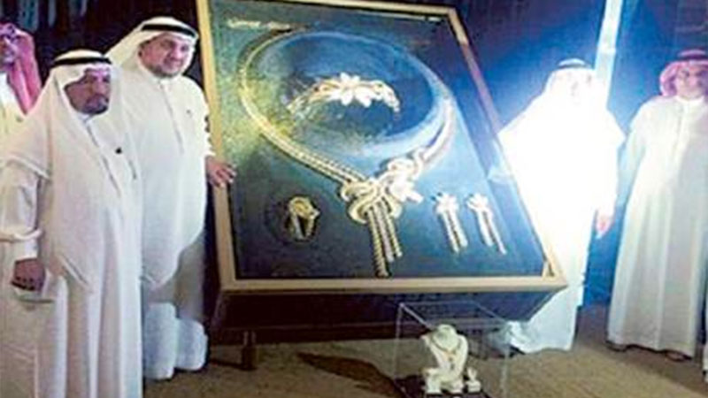 Giant gold jewellery set: new world record holder?