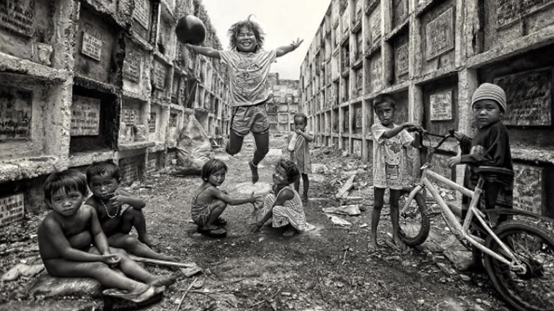 Photo of children at Manila cemetery wins HIPA photo contest