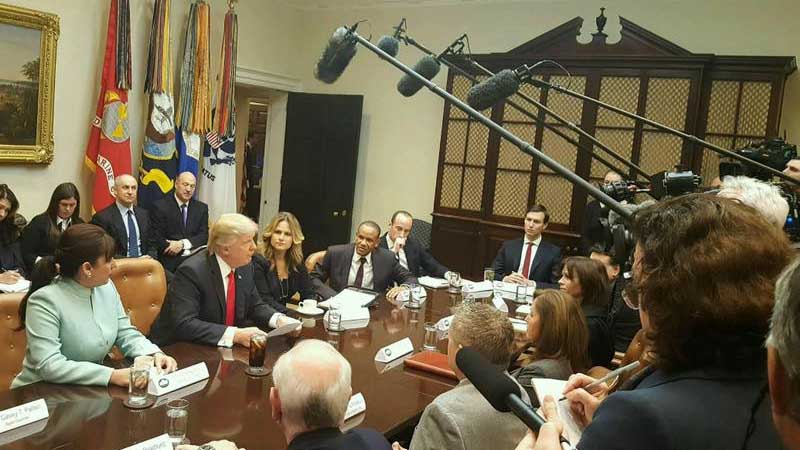 White House bans news outlets from press conference