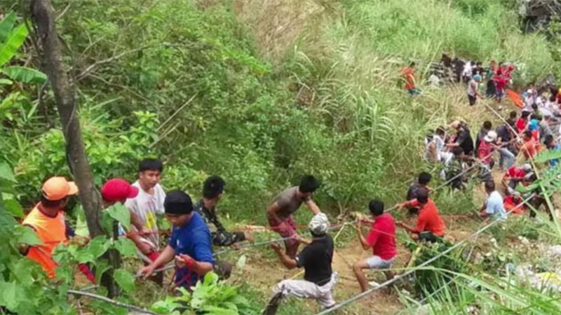 32 perish after bus falls into 100-foot ravine in the Philippines