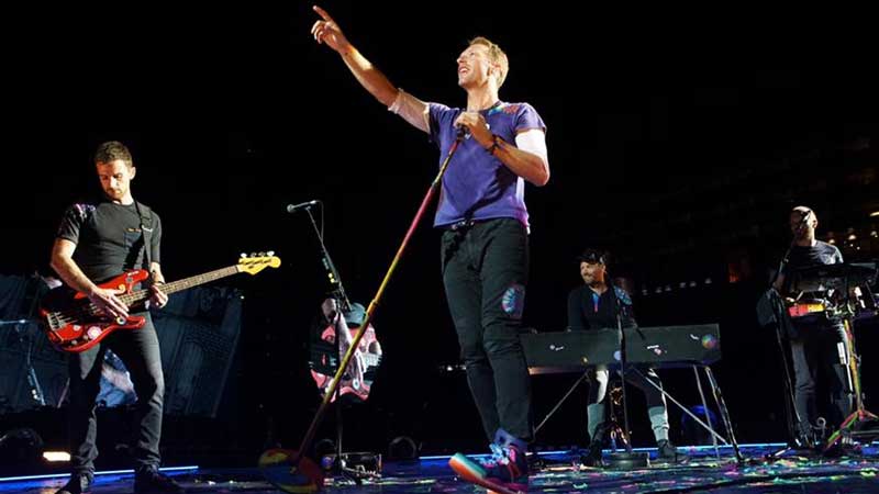 Chris Martin visits cancer-stricken fan in Manila hospital