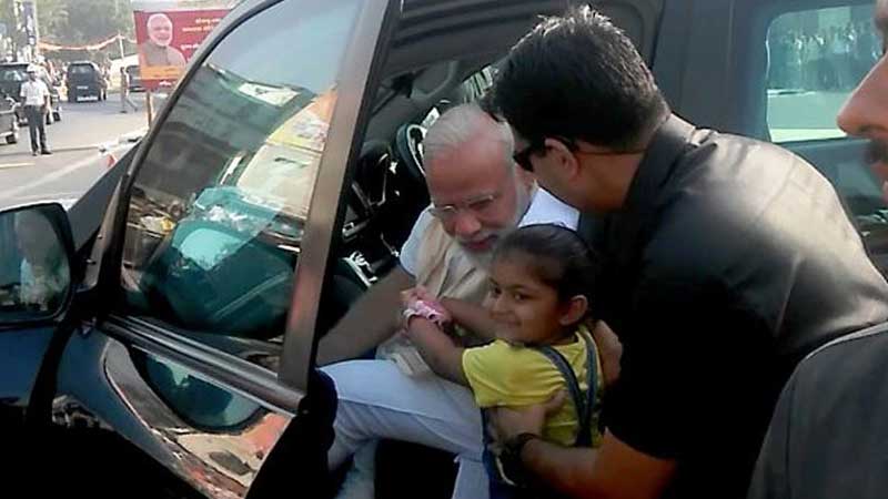 Modi stops convoy to meet Indian girl