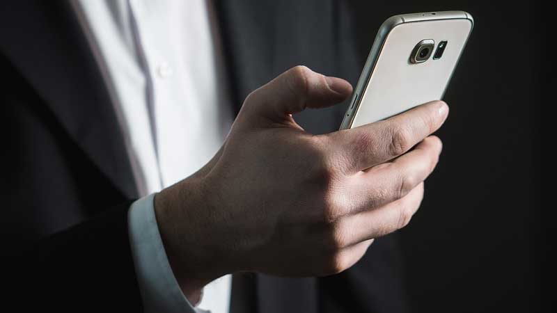 Tips on how to behave professionally on social media
