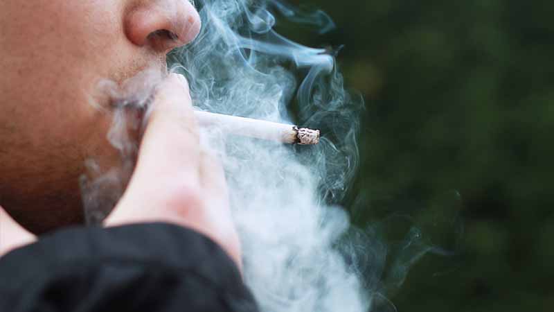 UAE: Smoking around children to cost you Dh5,000