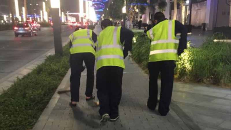 Emirati cleans Abu Dhabi parks for reckless driving