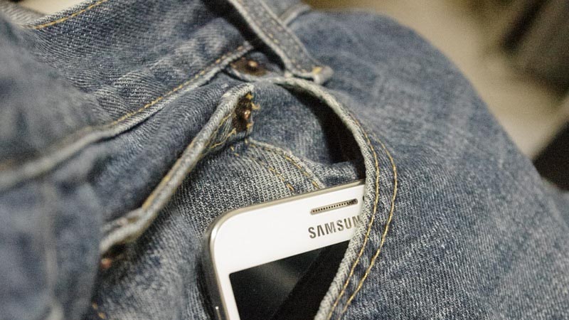Dubai salesman 'hid stolen smartphones in pants'