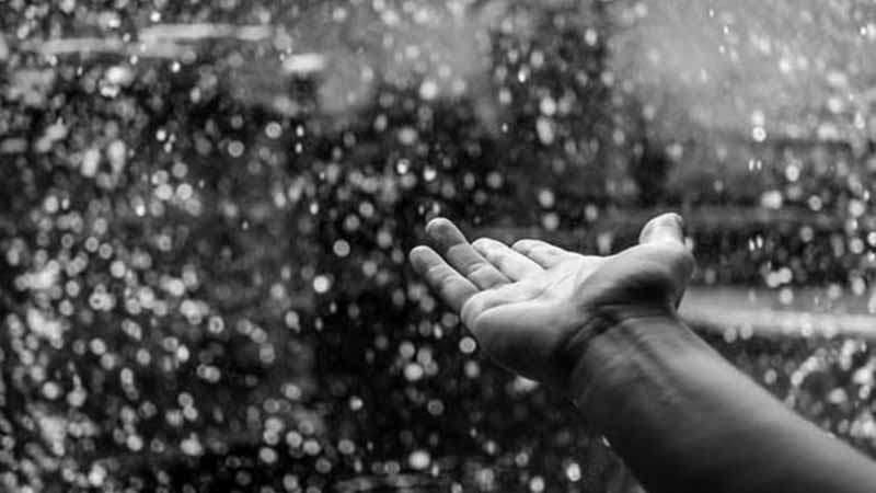 Torrential rain paralyzes Mumbai