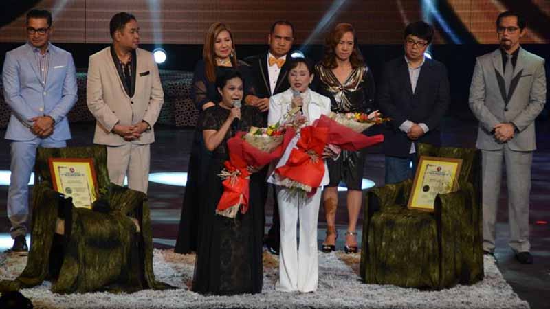2 Philippine movie queens reunite