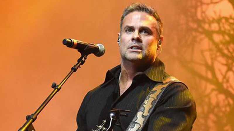 Country singer killed in chopper crash