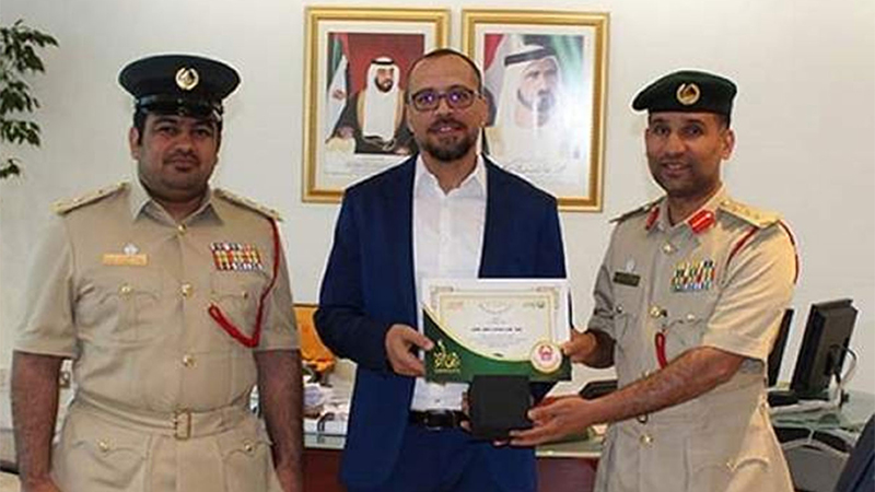Man awarded for catching handbag snatcher in Dubai