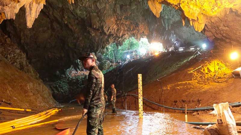 Thai cave rescue: first 4 boys surface