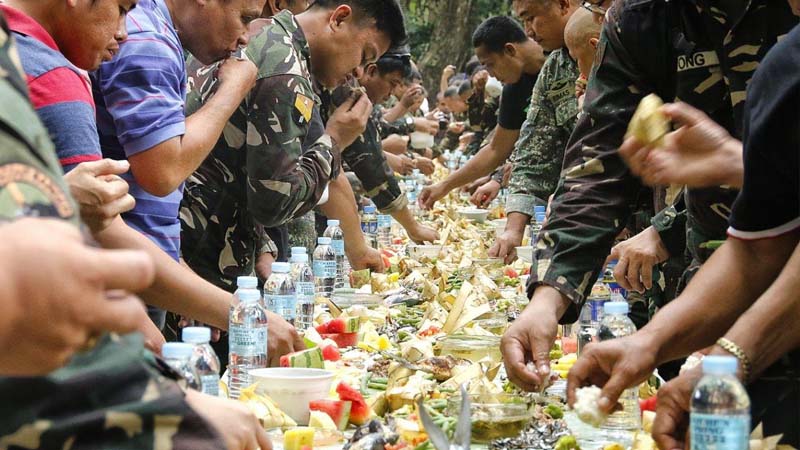 Dubai market eyes world record with ‘biggest seafood boodle fight’