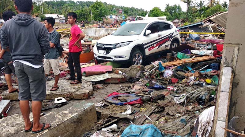 Deadly tsunami hits Indonesia