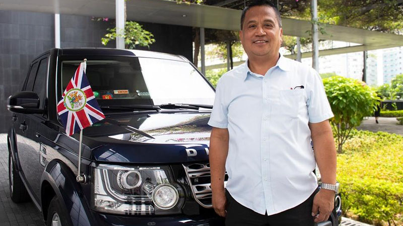 Filipino driver gets British Empire Medal from Queen Elizabeth II