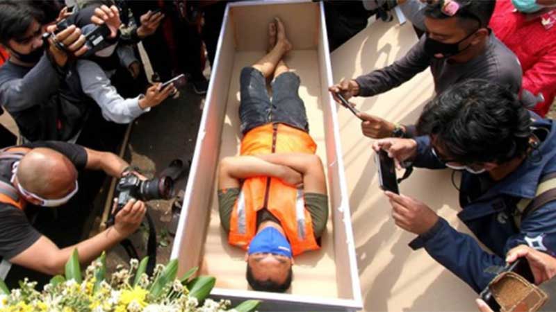 Indonesia’s face mask violators told to lay in coffin