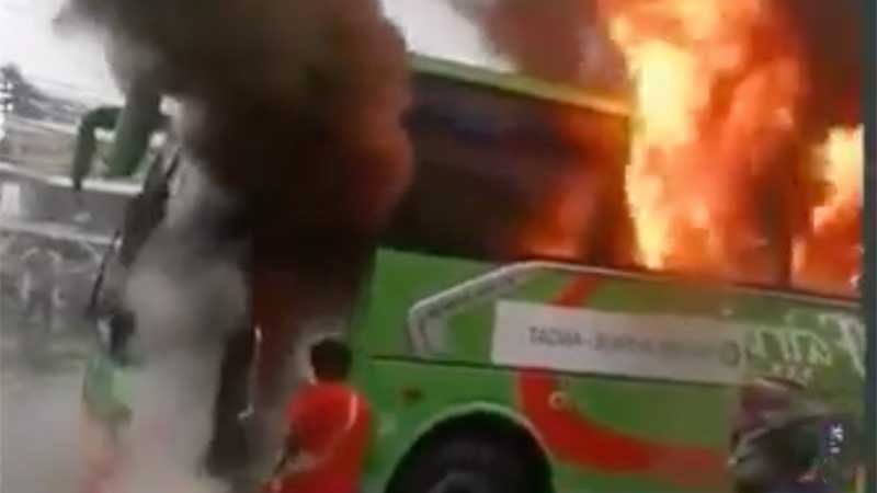 2 burned alive, 4 injured in Philippine bus fire