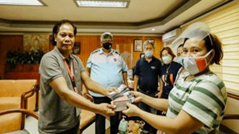 Honest Filipino praised for returning lost bag with P360,000