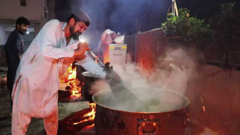 Viral video: Street kitchen in Pakistan makes 250 giant pots of sehri