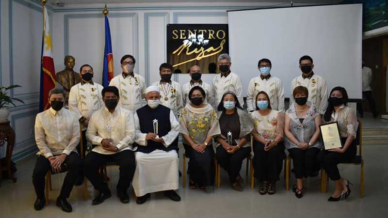 Four Filipinos given heroes’ award in UAE, nurses get tribute