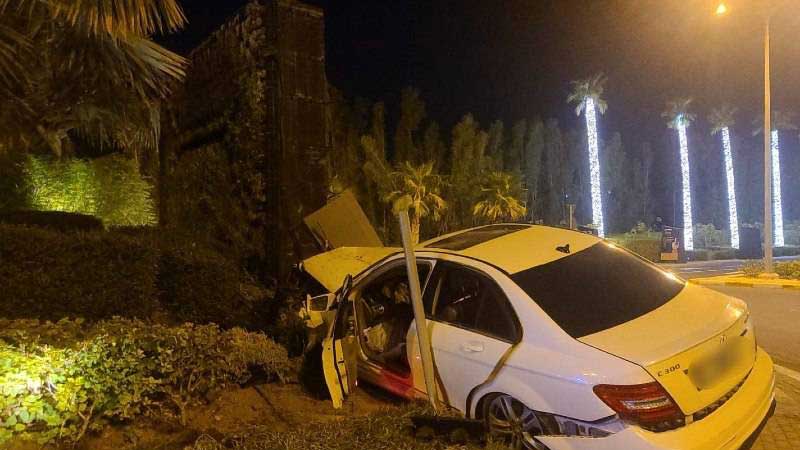Car crashes into roundabout in Dubai