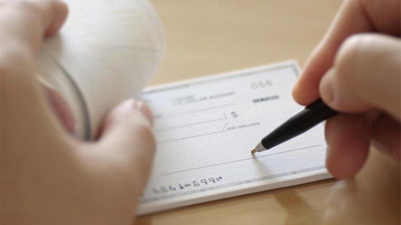 Up to 100,000 fine and jail for counterfeiting cheque in UAE