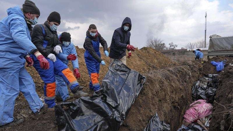 Ukraine buries the dead in mass graves