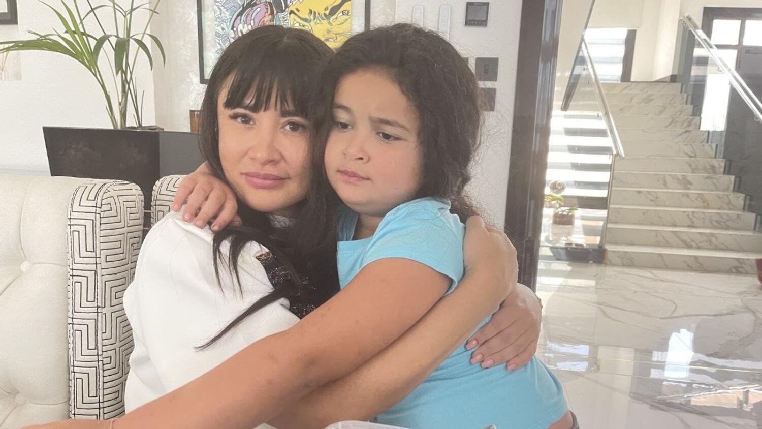 Mom of four walks 16 km in freezing temperatures to reunite with children in Dubai