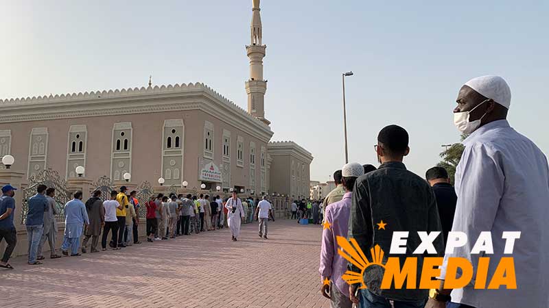 Hundreds queue for free iftar meals at Islamic center in Dubai
