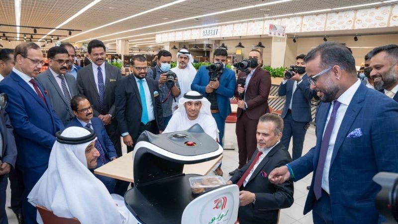 UAE: New Lulu Hypermarket uses robots to deliver food to customers