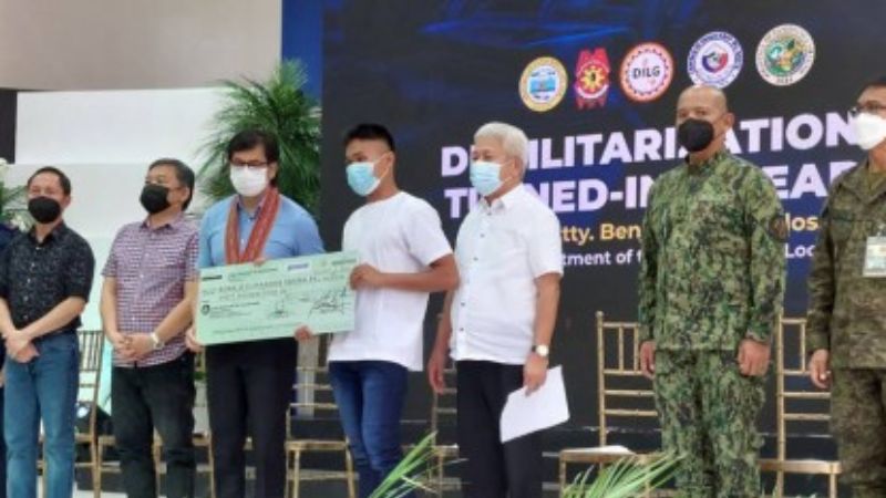 Philippines: Former rebels in Zamboanga del Sur receive financial assistance from DILG