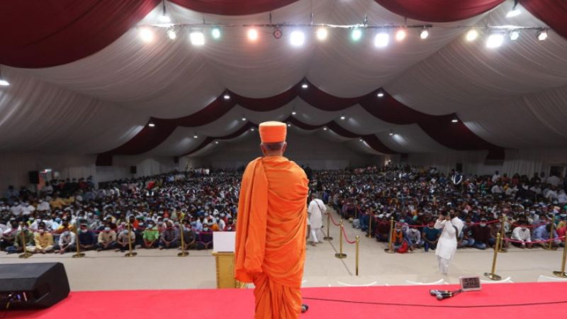 Abu Dhabi: Hindu temple gives away 10,000 handmade rakhis to workers, residents