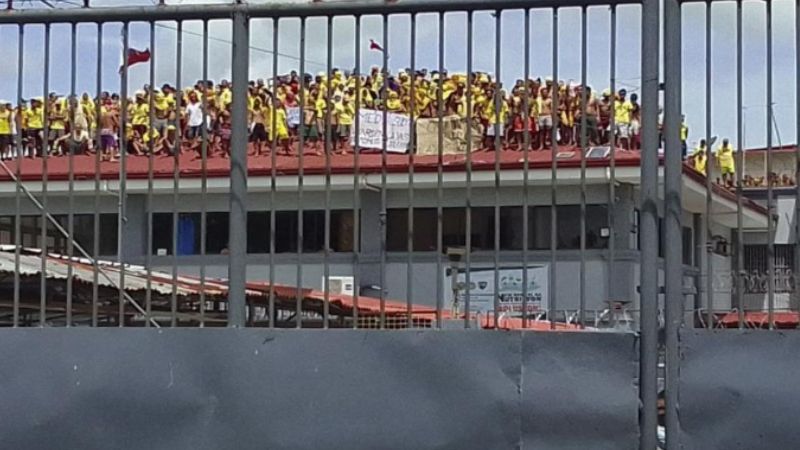 Philippines: Prisoners protest on top of the prison roof over food, jail warden