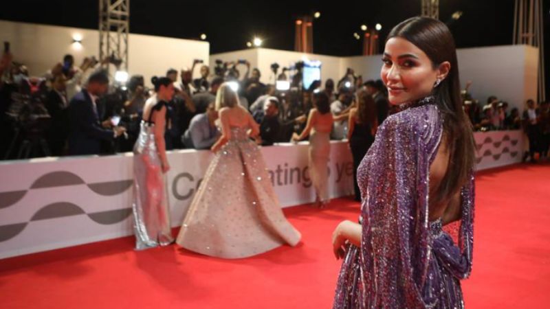 Emirati actress reunites with stolen bag in Paris, thanks police officers 