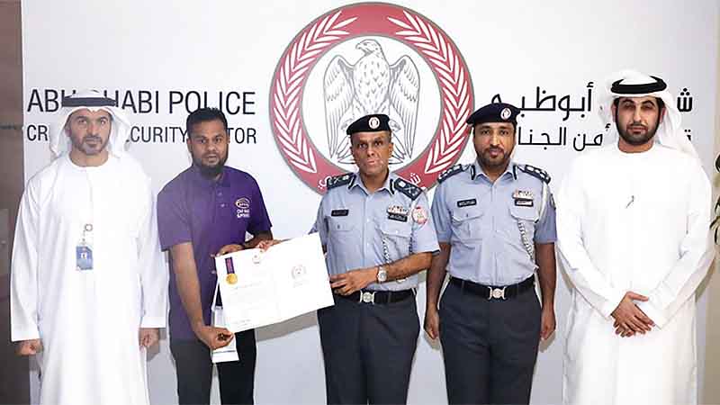 Abu Dhabi Resident Awarded for Returning Bag Full of Money