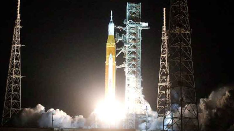 NASA rocket sets off to the moon for a new flagship program