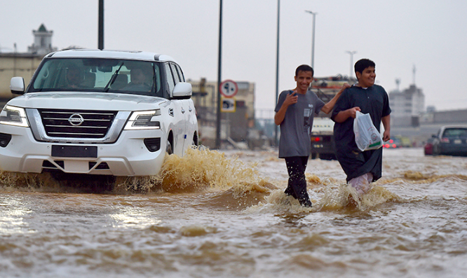 Saudi Arabia: Storm kills 2, damages main road to Makkah
