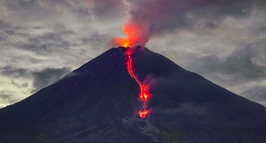 Indonesia: Semeru volcano erupts