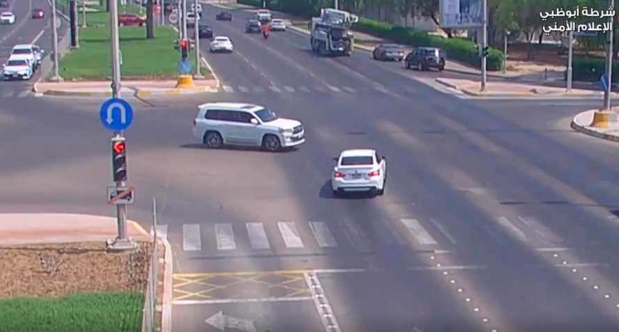 UAE: Distracted driver crashes after jumping red light