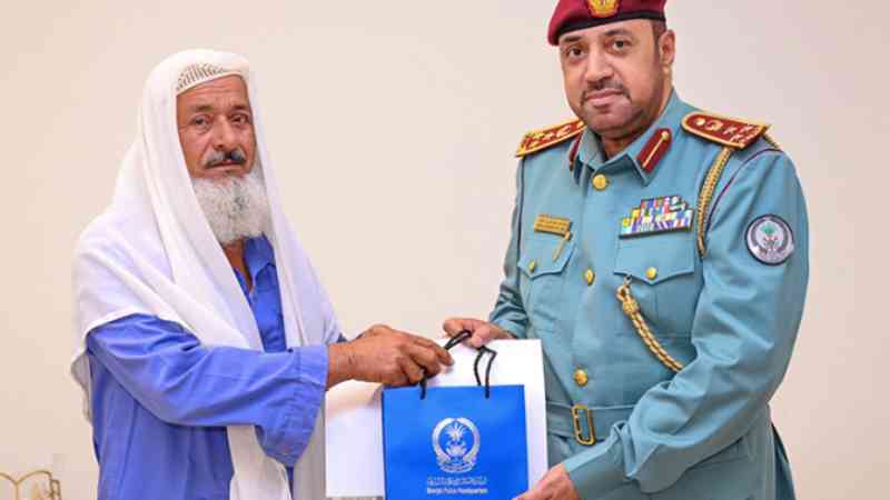 Sharjah Police awards worker who closed off a sinkhole to warn motorists