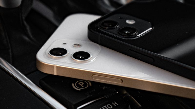 Dubai: Man defrauds a woman of Dh60,000 by falsely advertising, selling iPhones half price