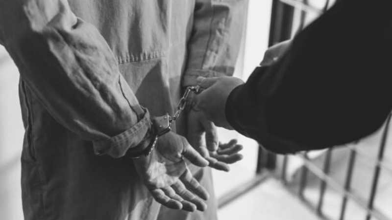 Dubai: 4 Asian arrested for robbing man over Dh1.48 million outside money exchange; two still at large