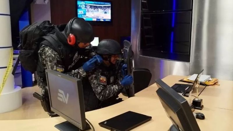 USB bomb explodes in newsroom, injures journalist