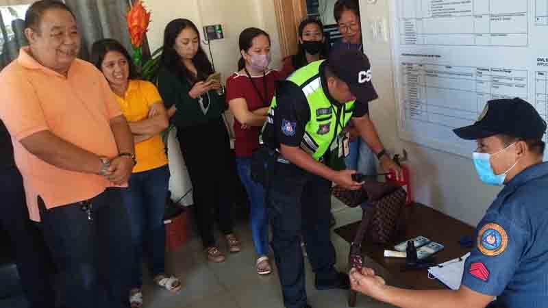 Honest Filipino airline workers return bag with P200,000 left by passenger