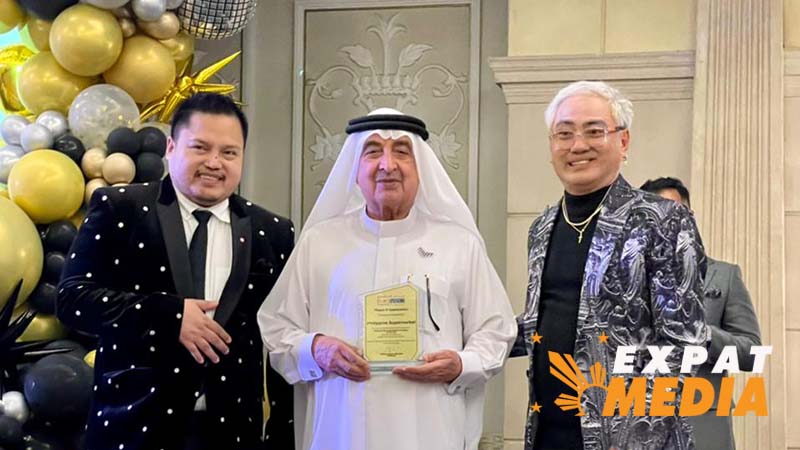 Abdulrazagh "Abu Nader" Mohammadi (centre) receives the Supermarket of the Year Award from Dubai Vibes Publisher Gabriel Rimando (left) and Marketing Manager Orlando Gayeta.