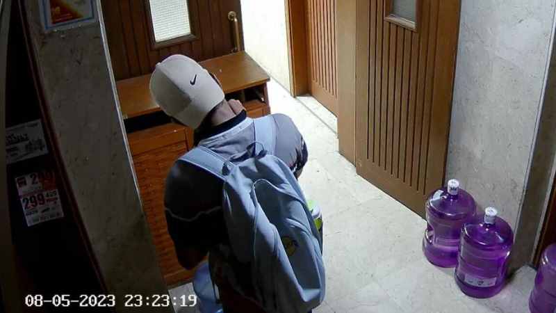 UAE Salesman Caught Stealing Money on Cctv Footage