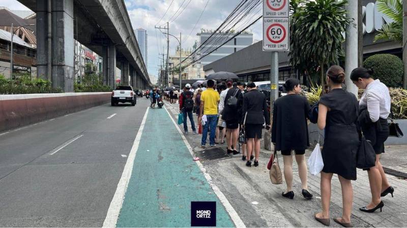 Emirates cabin crew recruitment in Manila draws long queue of applicants, rants about ‘discriminatory’ requirement