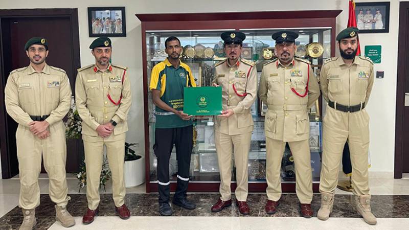 Dubai Police honors Indian expat Swadesh Kumar for returning Dh100,000
