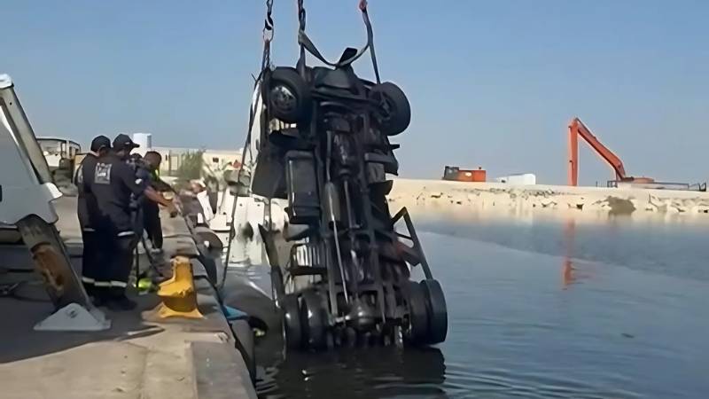Dubai cargo vehicle plunges into sea after driver neglects parking safety