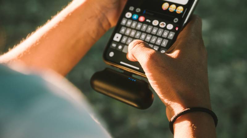 Irish man faces jail in Dubai over emoji incident